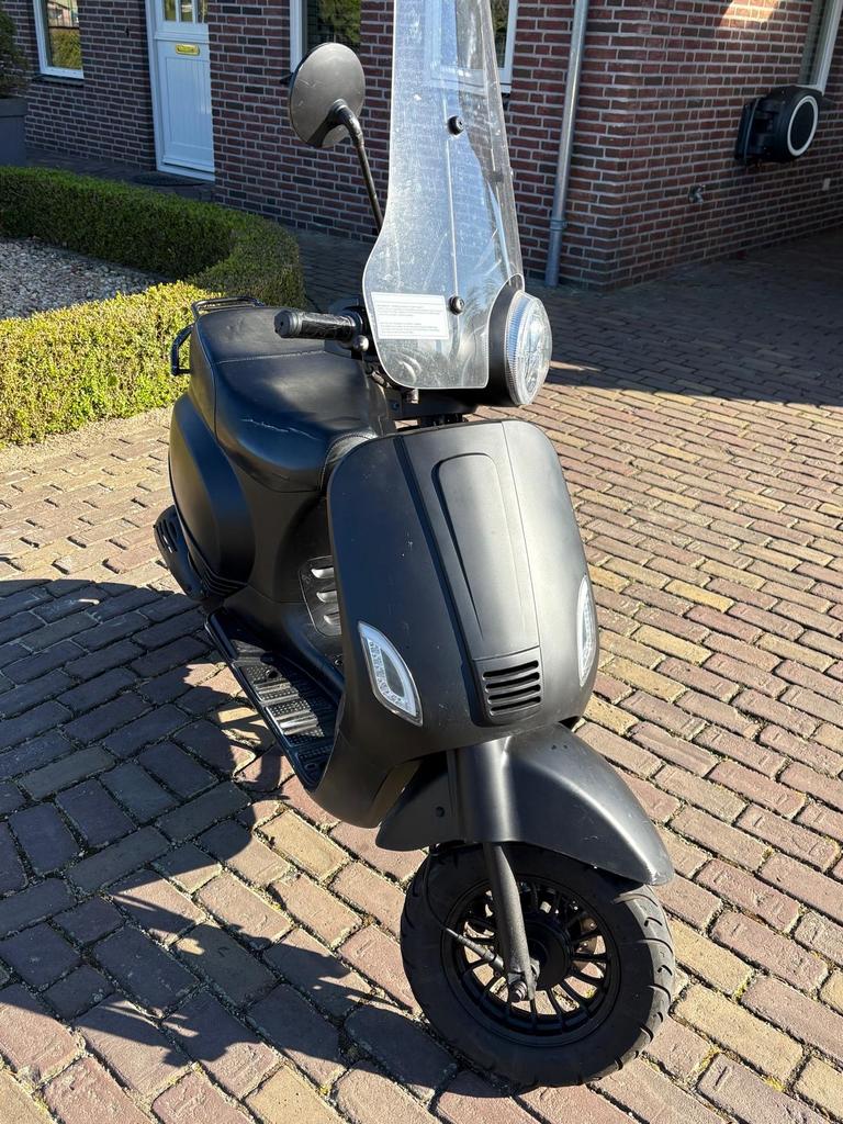 Senzo Riva Lux, Matzwarte Scooter met Windscherm uit 2019, Fietsen en Brommers, Scooters | Overige merken, Ophalen, Gebruikt, Maximaal 45 km/u