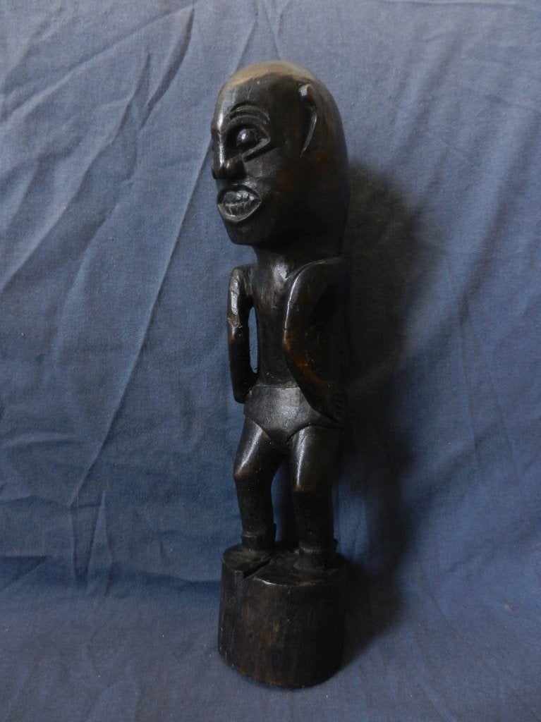 Zwart houten Staande figuur Indonesië Kalimantan Dayak h. 30, Antiek en Kunst, Ophalen of Verzenden, Hout, Klassiek, Azië