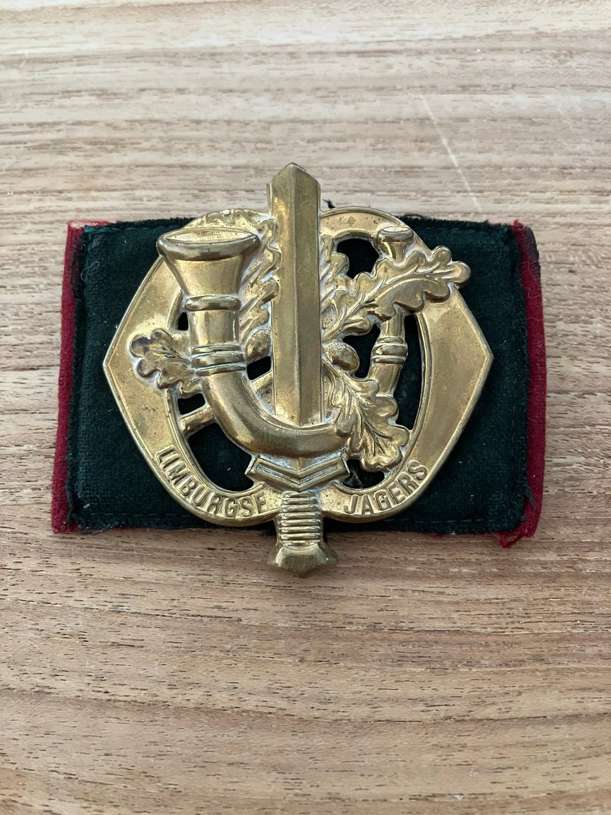 Baretembleem Limburgse Jagers, Verzamelen, Ophalen of Verzenden, Landmacht, Nederland, Embleem of Badge