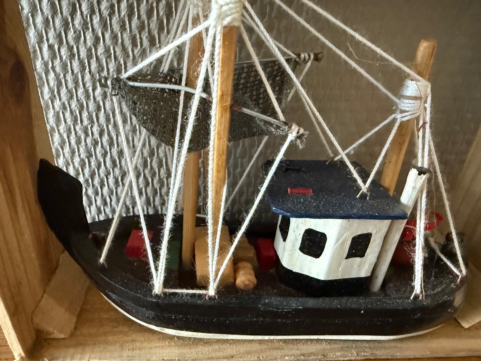 Vintage decoratief vissersbootje in houten kistje, Ophalen of Verzenden, Gebruikt