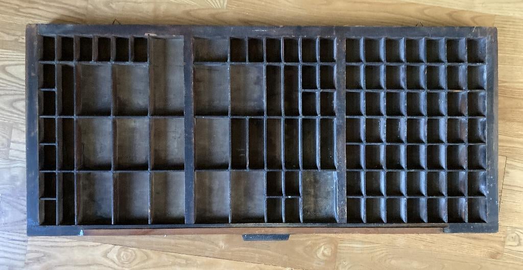 Letterbak printerlade hout 82,5 x 36,5 cm 102 vakjes vintage, Huis en Inrichting, 36 cm, Gebruikt, Hout, Vintage