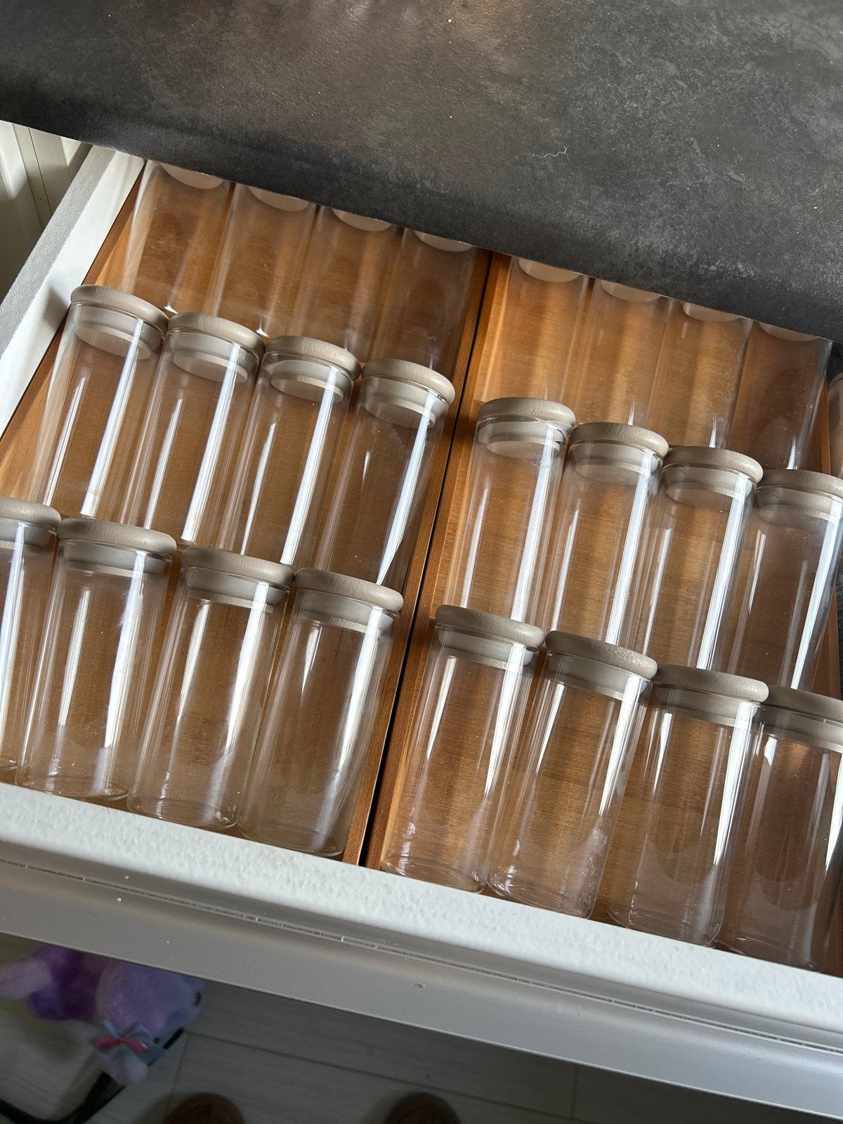 Ongebruikt - 2 Bamboe rekjes met 24 glazen kruidenpotjes, Ophalen, Glas, Nieuw, Voorraadpot