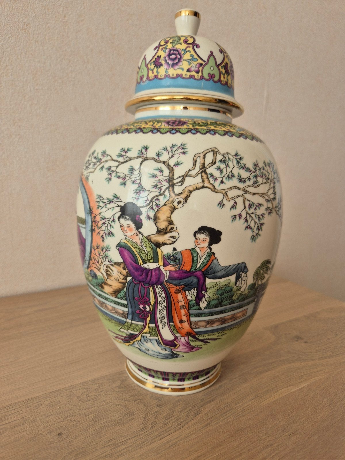 porseleinen chinese vaas met goud decoratie, Ophalen of Verzenden