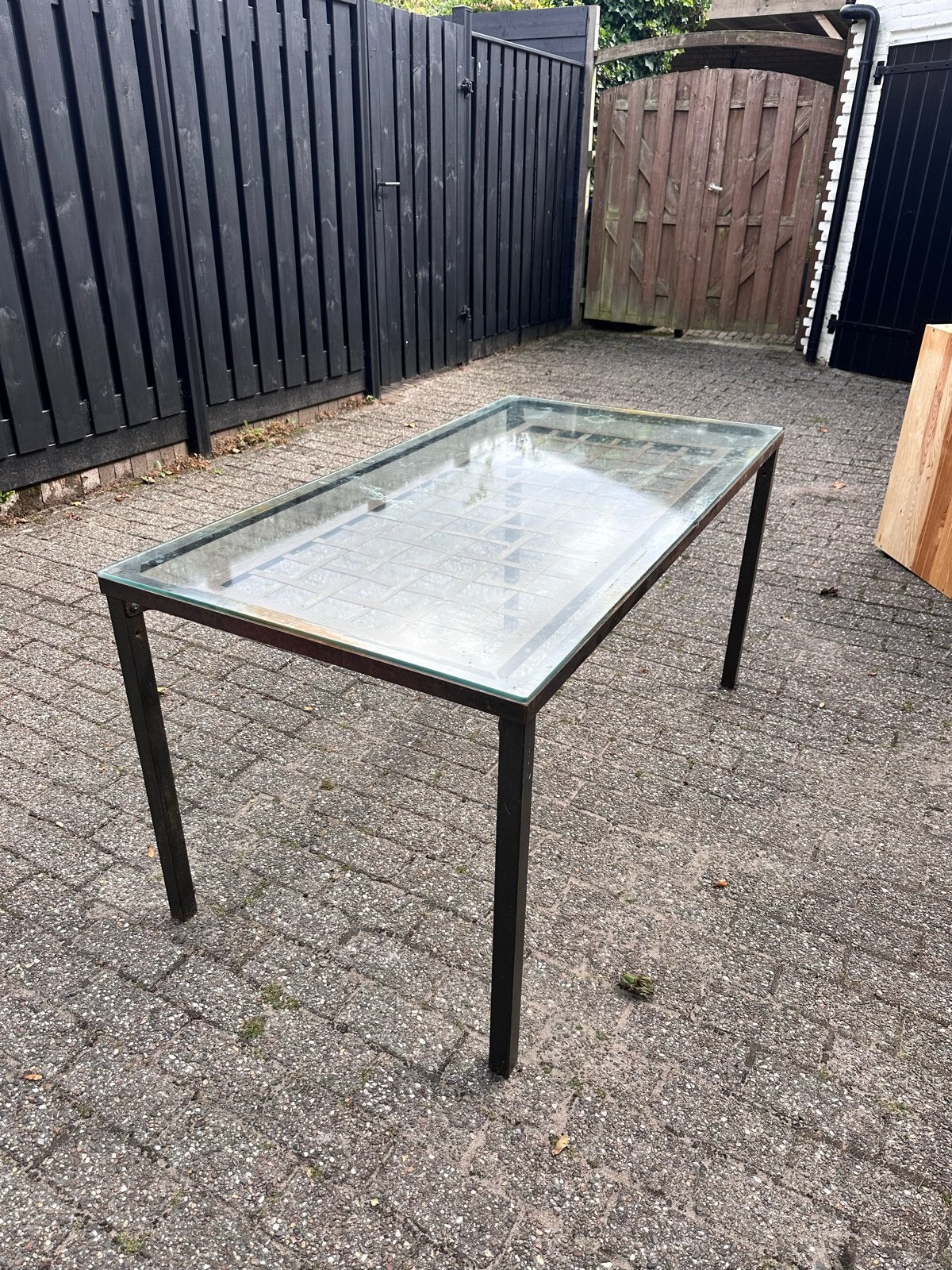 Tuintafel met ijzeren onderstel en glazen blad, Ophalen, Gebruikt, Rechthoekig, Metaal
