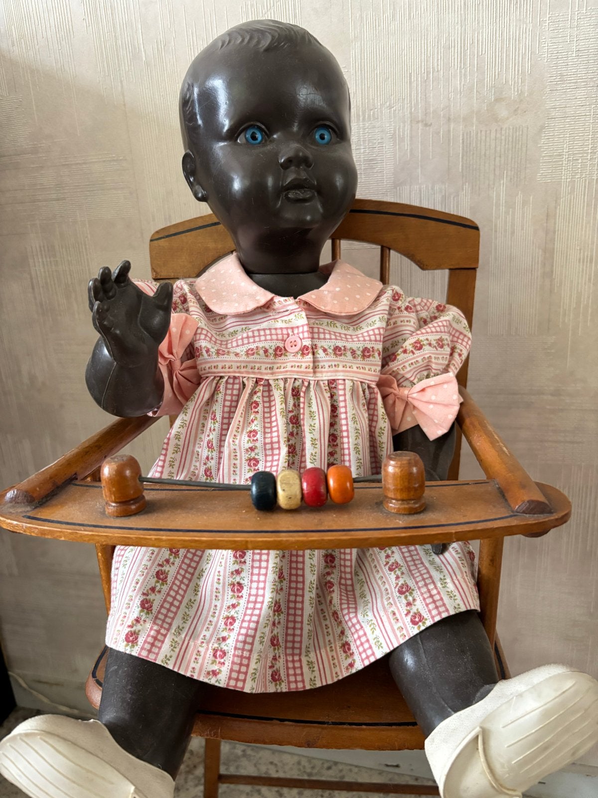 Antieke donkere babypop met blauwe ogen in kinderstoel, Verzamelen, Poppen, Ophalen, Gebruikt, Babypop