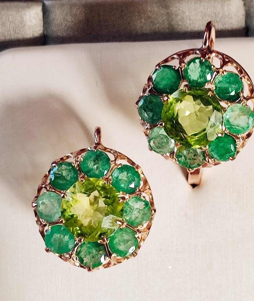 Antieke klassieke oorbellen met smaragden en peridots, Ophalen of Verzenden, Goud, Oorbellen, Met edelsteen