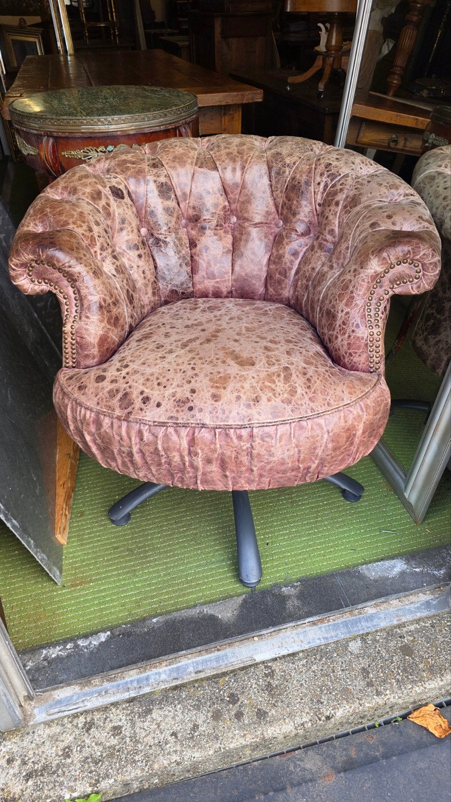 Chesterfield bureaustoel, Ophalen