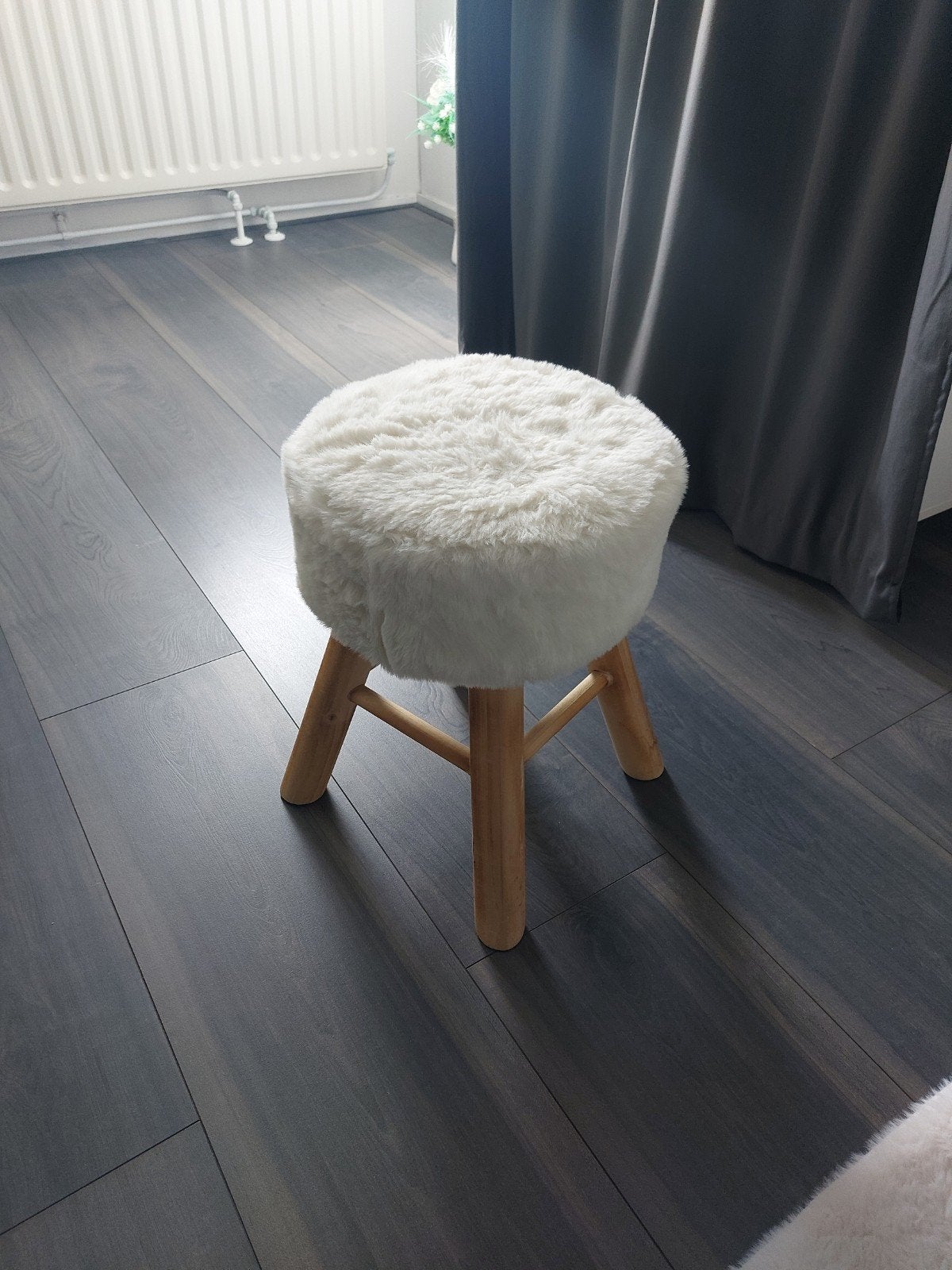 Witte  fluffy poef met houten poten, Ophalen, Zo goed als nieuw, Hout
