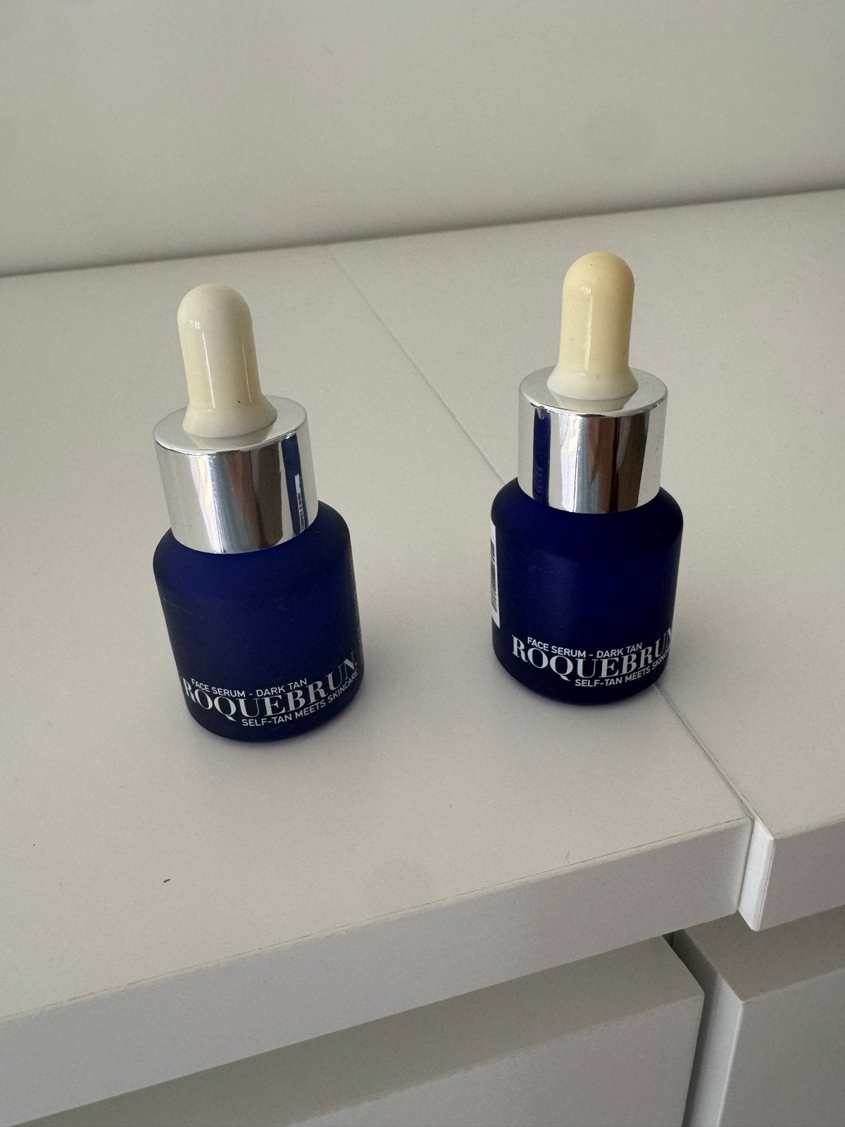 Roquebrun Face Serum - Dark Tan (2 stuks), Ophalen of Verzenden, Nieuw, Gehele gezicht, Verzorging