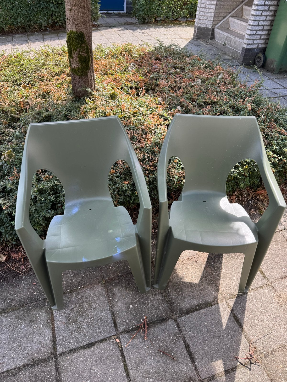 Gratis: 2 groene kunststof tuinstoelen, Ophalen, Gebruikt, Kunststof, Stapelbaar