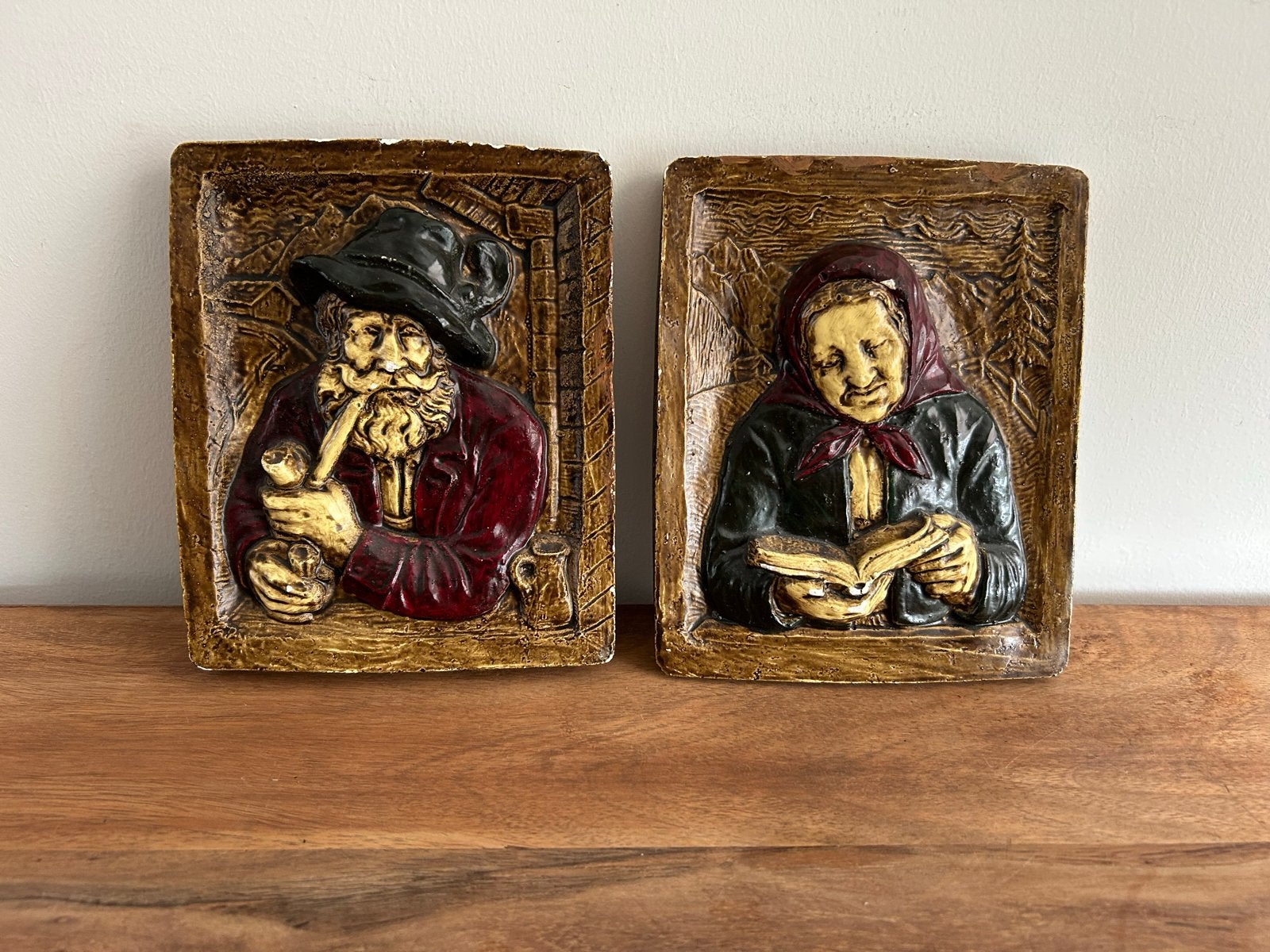 Wanddecoratie: Man met pijp en Vrouw met boek, Antiek en Kunst, Kunst | Beelden en Houtsnijwerken, Groep mensen, Minder dan 20 cm