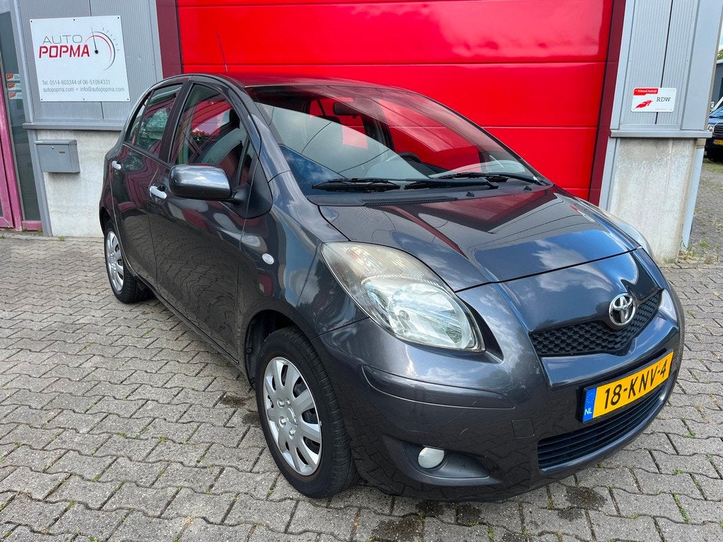 Toyota Yaris 1.3 VVTi 101pk Aspiration Automaat / Airco / El, Auto's, Toyota, 4 cilinders, Bedrijf, 550 kg, Zilver of Grijs