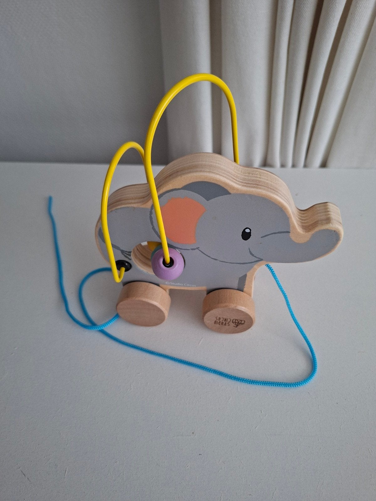 Studio Circus , houten trek olifant, Ophalen of Verzenden, Zo goed als nieuw, Rij- of Hobbelspeelgoed