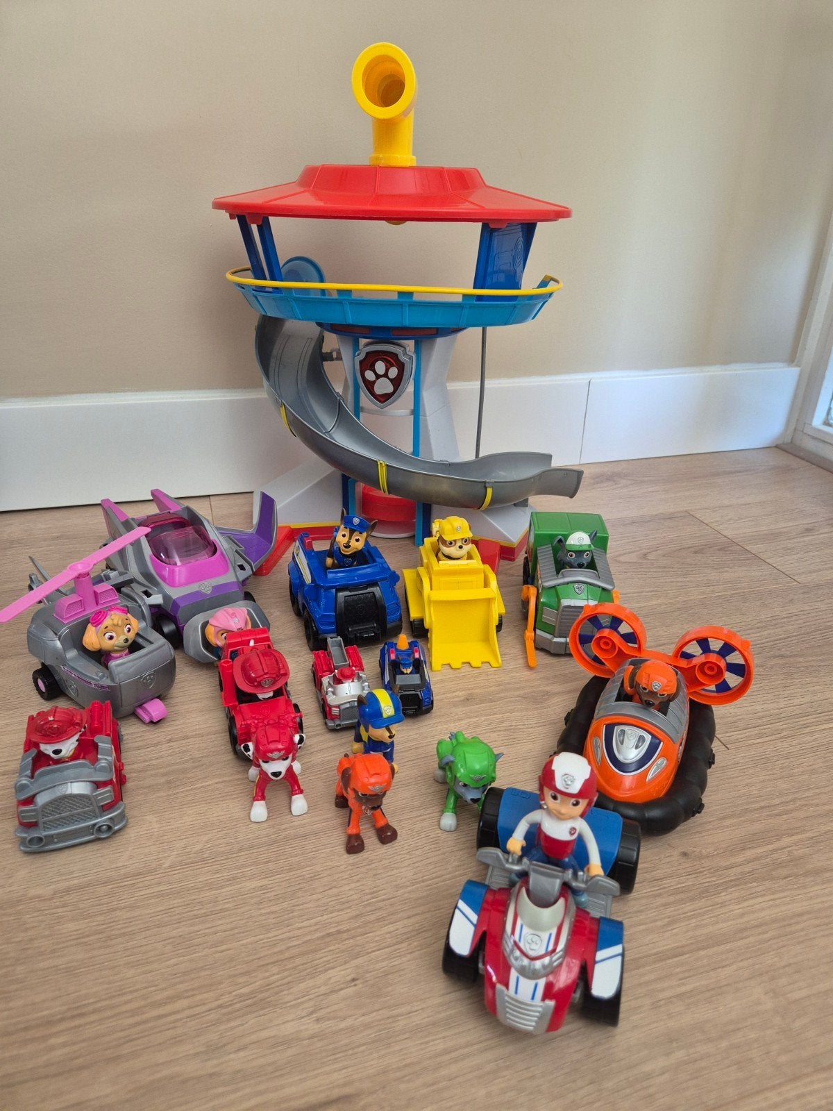 Paw Patrol Set: Grote Uitkijktoren + 7 Voertuigen & kleed, Ophalen of Verzenden, Zo goed als nieuw