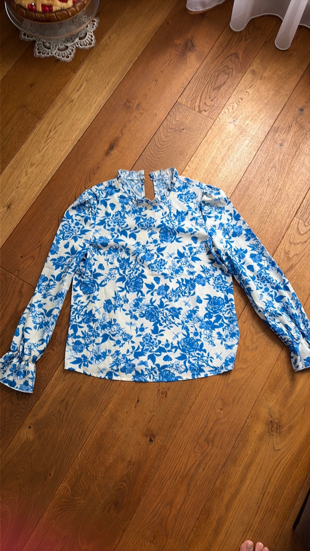 Witte blouse met Delftsblauwe rozen , vlinder print, Ophalen of Verzenden, Nieuw, Maat 36 (S), Wit