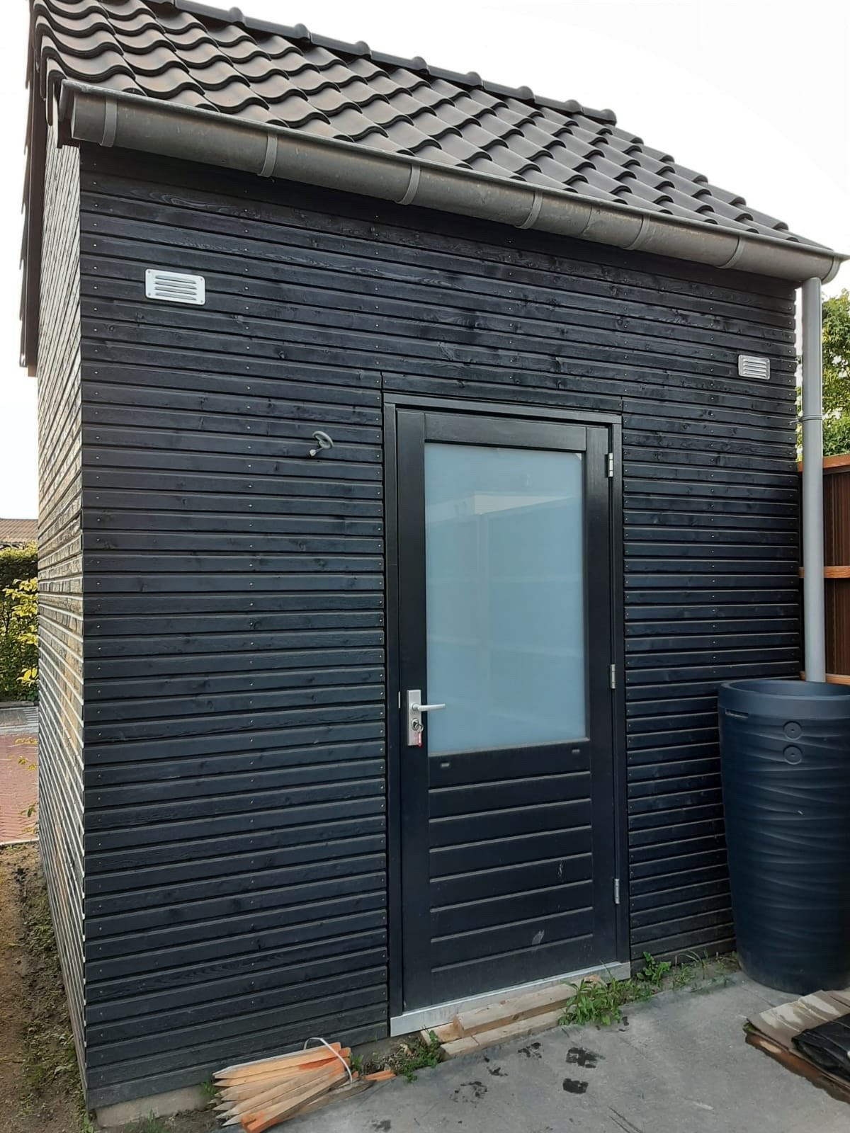 Zwarte schuur voor de handige klusser, Gebruikt, Schuur, Minder dan 200 cm, 1 raam