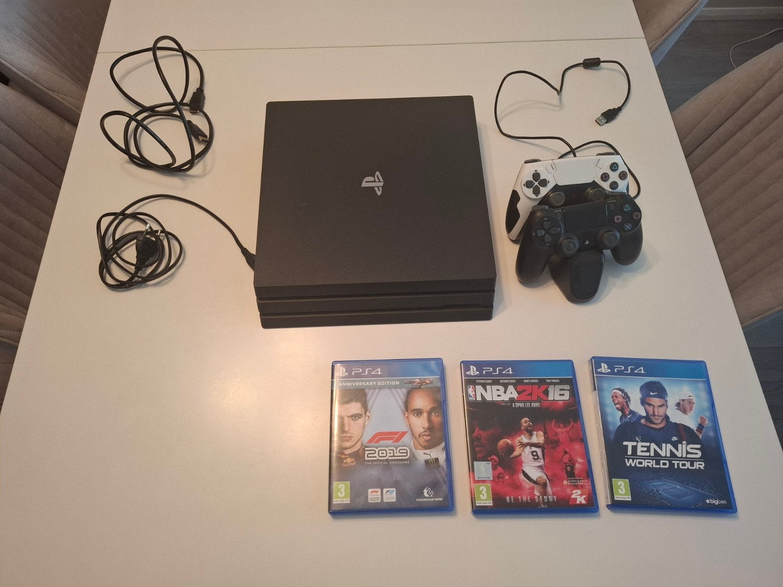 PlayStation 4 Pro 1TB met 2 controllers en 3 games, Spelcomputers en Games, Spelcomputers | Sony PlayStation 4, Met games, Met 2 controllers