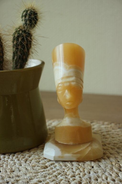 Nefertiti Egyptisch beeldje van marmer, Ophalen of Verzenden, Zo goed als nieuw, Mens