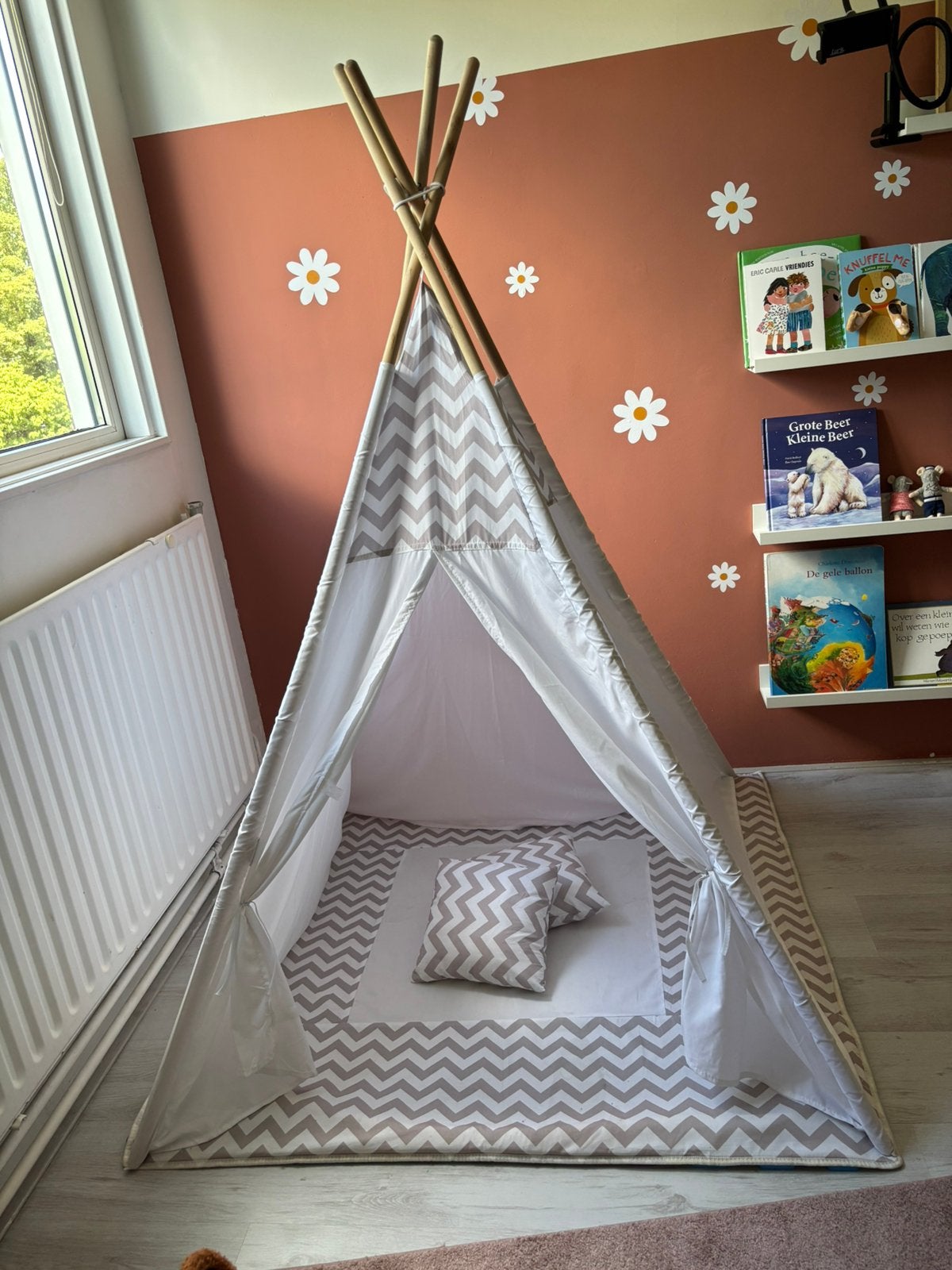 Tipi speeltent met kleed en kussens, Ophalen, Zo goed als nieuw