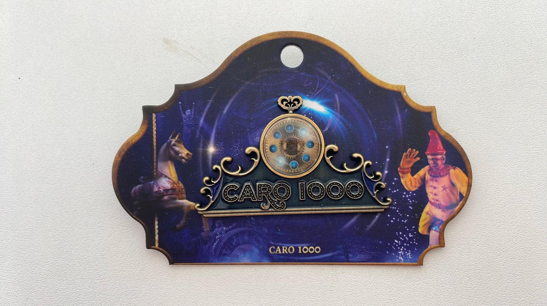 Efteling pin Caro 1000ste voorstelling op kaartje EPP 499, Verzamelen, Efteling, Ophalen of Verzenden, Nieuw, Button of Speldje