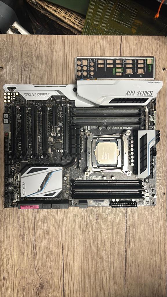 ASUS X99-DELUXE Moederbord + Intel Core i7-5960X CPU, Computers en Software, Moederborden, Ophalen of Verzenden, Refurbished, DDR4