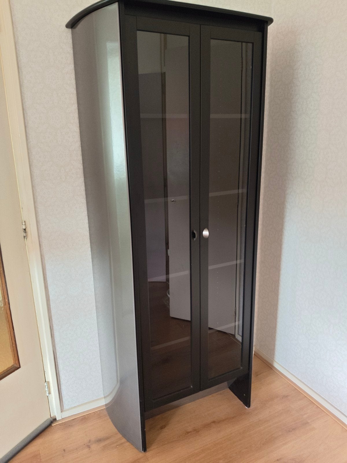 Nette zwart antraciet vitrinekast met glazen deuren en plank, Huis en Inrichting, Kasten | Vitrinekasten, Ophalen, Glas, 50 tot 100 cm