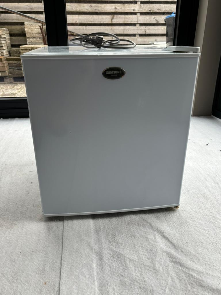 Compacte mini koelkast Samsung SRG-058, Ophalen, Gebruikt, Minder dan 85 cm, Minder dan 75 liter