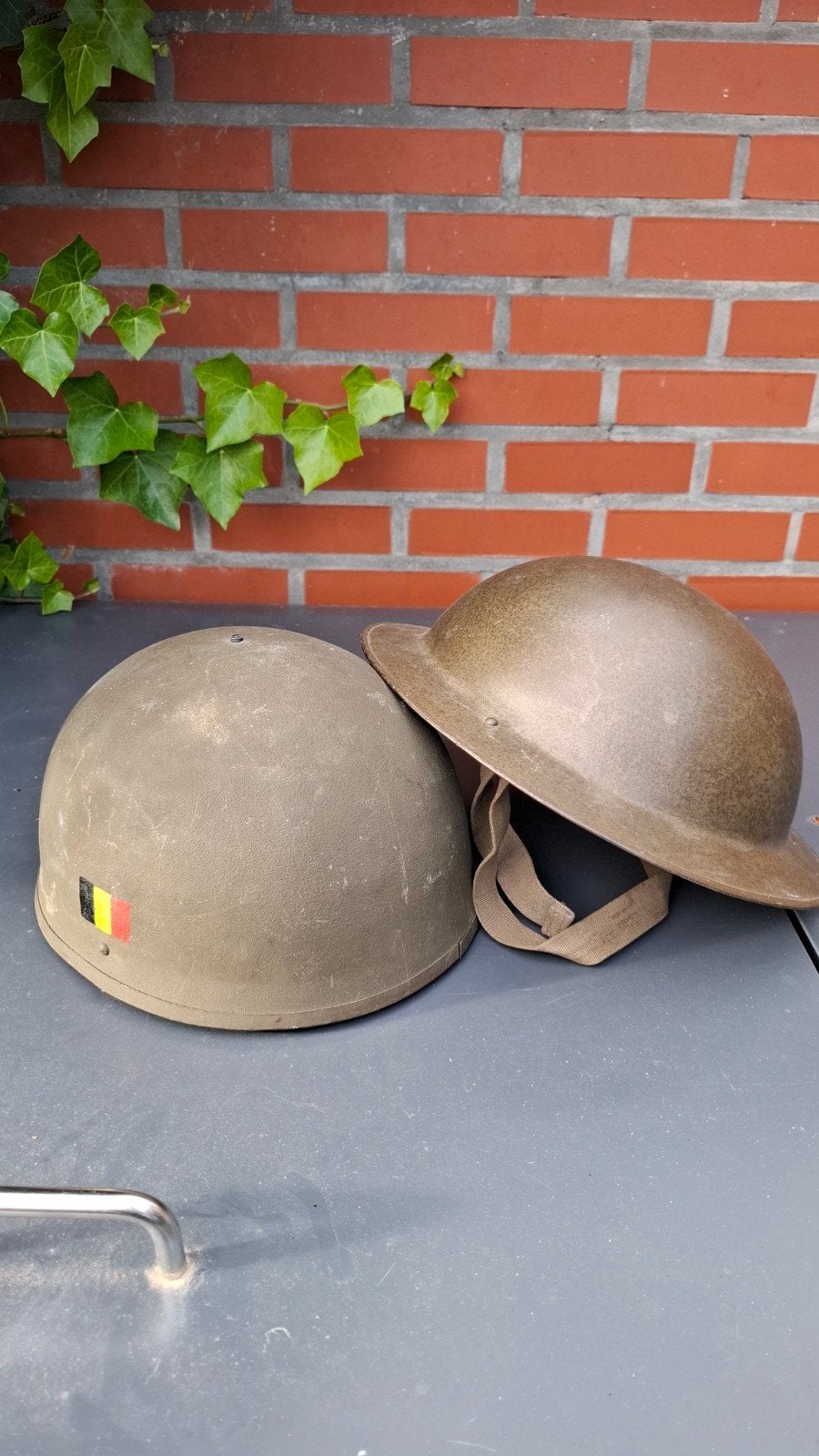 2 Belgische helmen, Ophalen of Verzenden, Landmacht, Overige gebieden, Helm of Baret