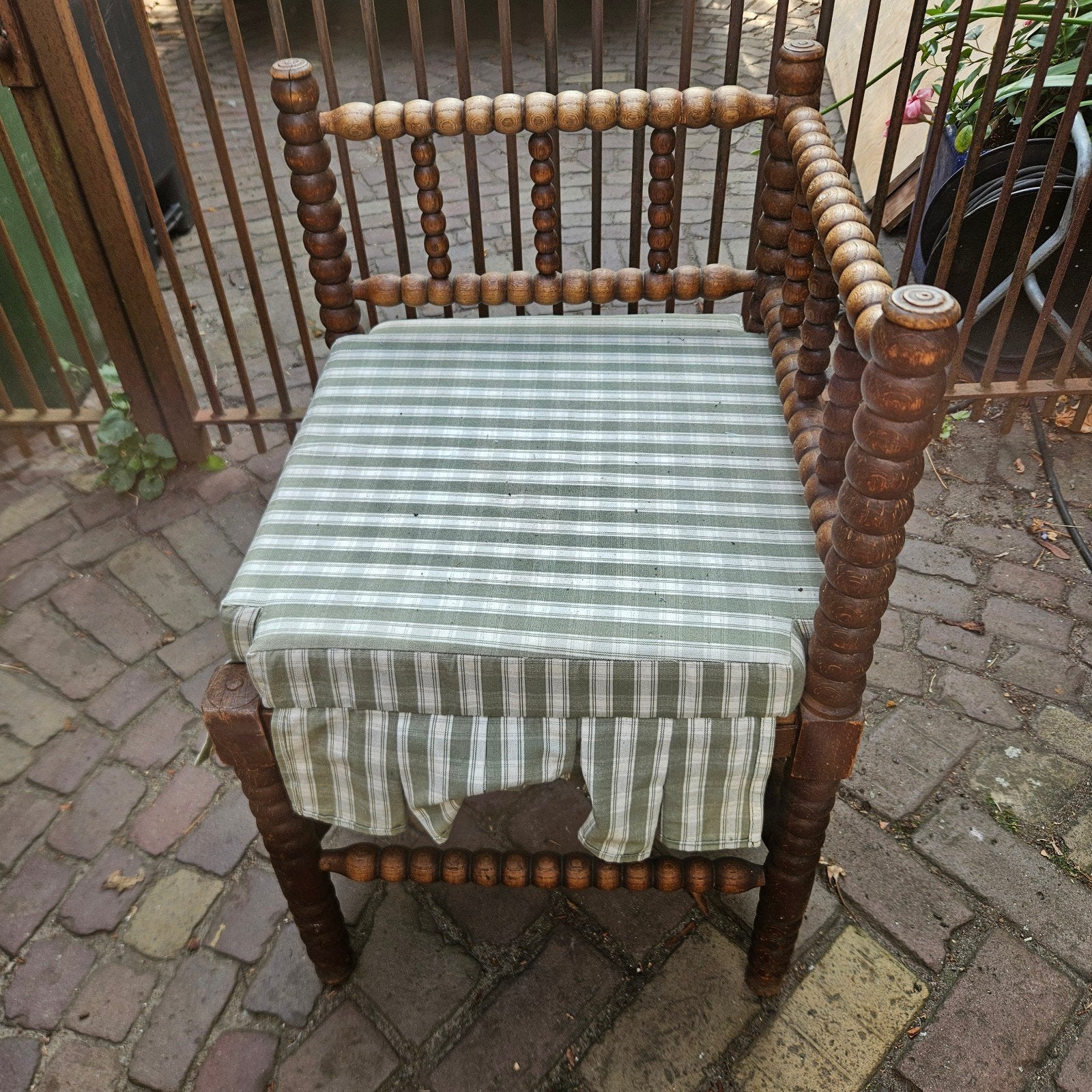 Antiek krukje / hoekstoel met gedraaide spijlen, Antiek en Kunst, Antiek | Meubels | Stoelen en Banken, Ophalen of Verzenden