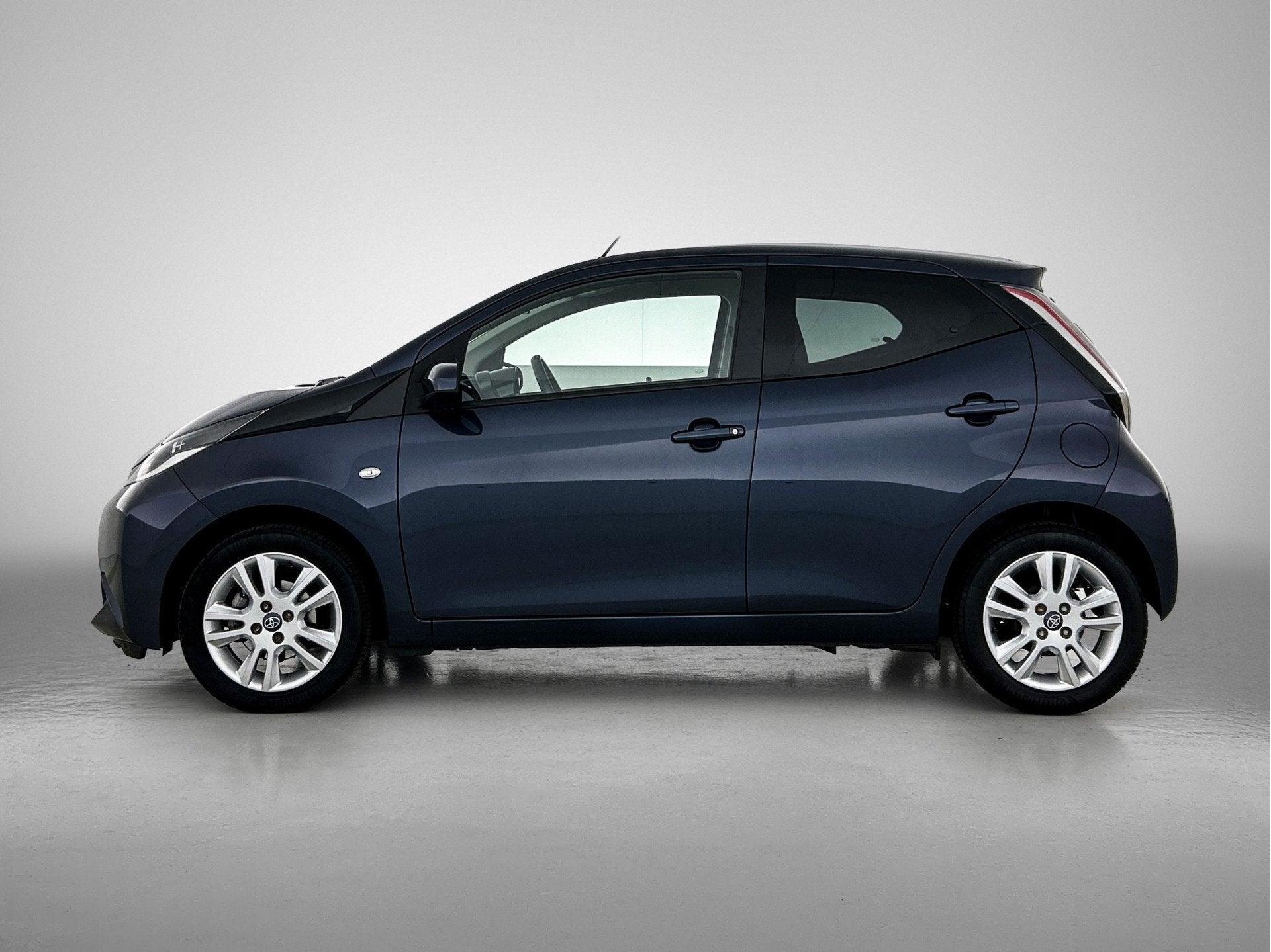 Toyota Aygo 1.0 VVT-i x-joy automaat | Dealer onderhouden |, Auto's, 12 maanden, Gebruikt, Euro 6, Leder en Stof
