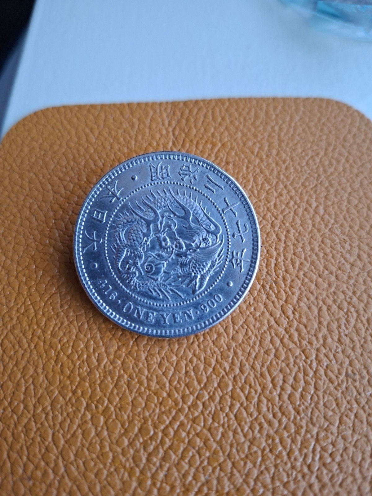 Japanse zilveren 27 g Yen munt met draak (broche), Ophalen of Verzenden, Oost-Azië, Losse munt, Zilver