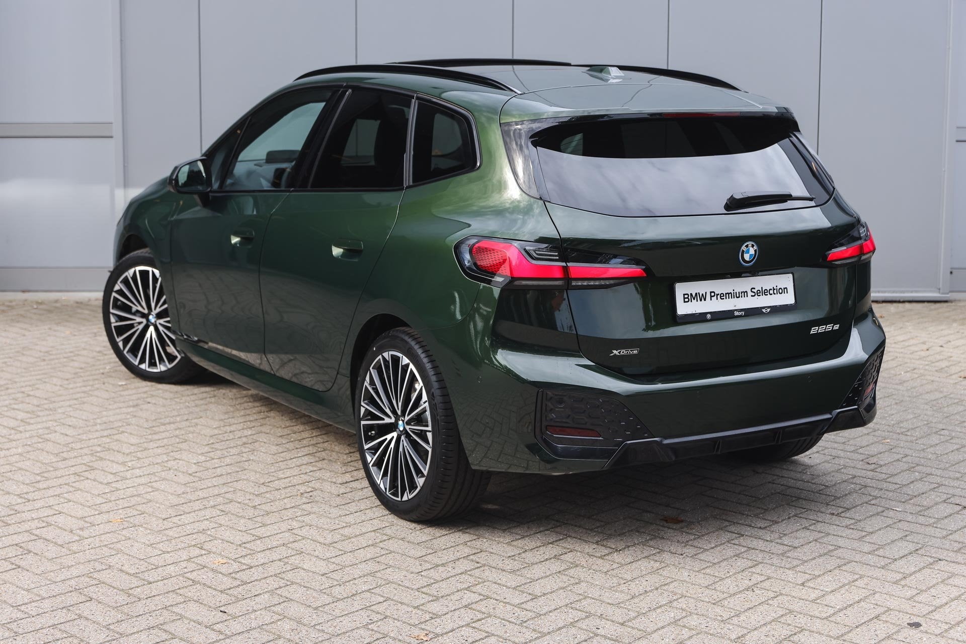 BMW 2 Serie Active Tourer 225e xDrive M Sport Automaat / Tre, Auto's, Dealer onderhouden, 1800 kg, Gebruikt, Bedrijf