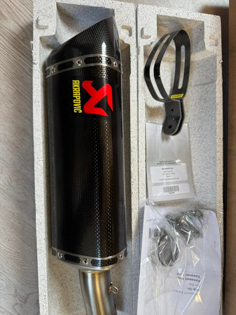 Nieuw Akrapovic uitlaat S-K4SO6-APC kawasaki ninja 400, Motoren, Ophalen, Nieuw