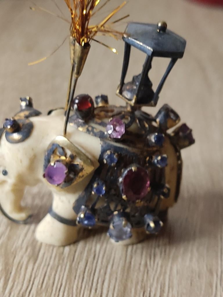 Vintage olifant broche met edelstenen, Sieraden, Tassen en Uiterlijk, Broches, 4 tot 7 cm, Gebruikt, Ophalen of Verzenden, Met edelsteen