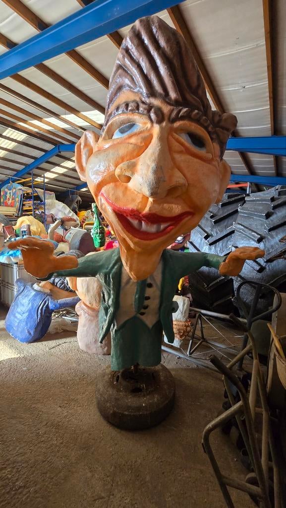 Grote en kleine carnavalspoppen /maskers /schilden te koop, Ophalen
