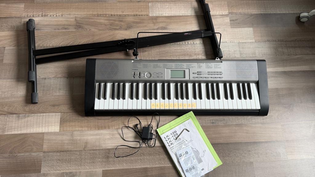 Casio LK-120 keyboard met standaard en boekjes, Muziek en Instrumenten, Keyboards, Zo goed als nieuw, 61 toetsen, Casio, Met standaard