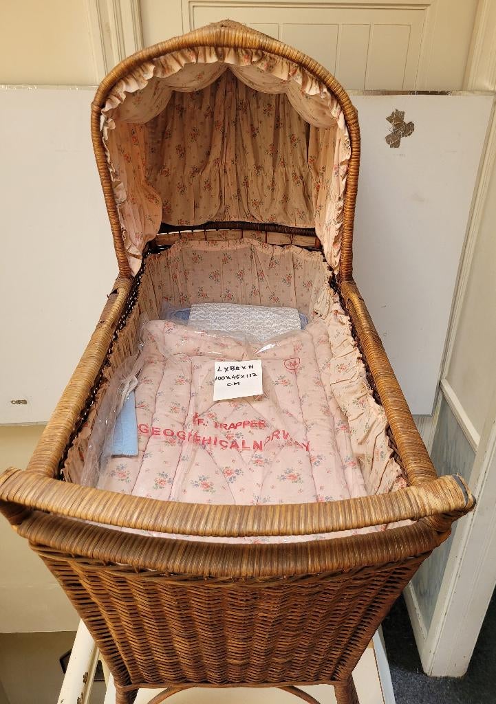 mooie antieke rieten wieg met originele bekleding, Ophalen, Gebruikt, Minder dan 140 cm, Minder dan 70 cm