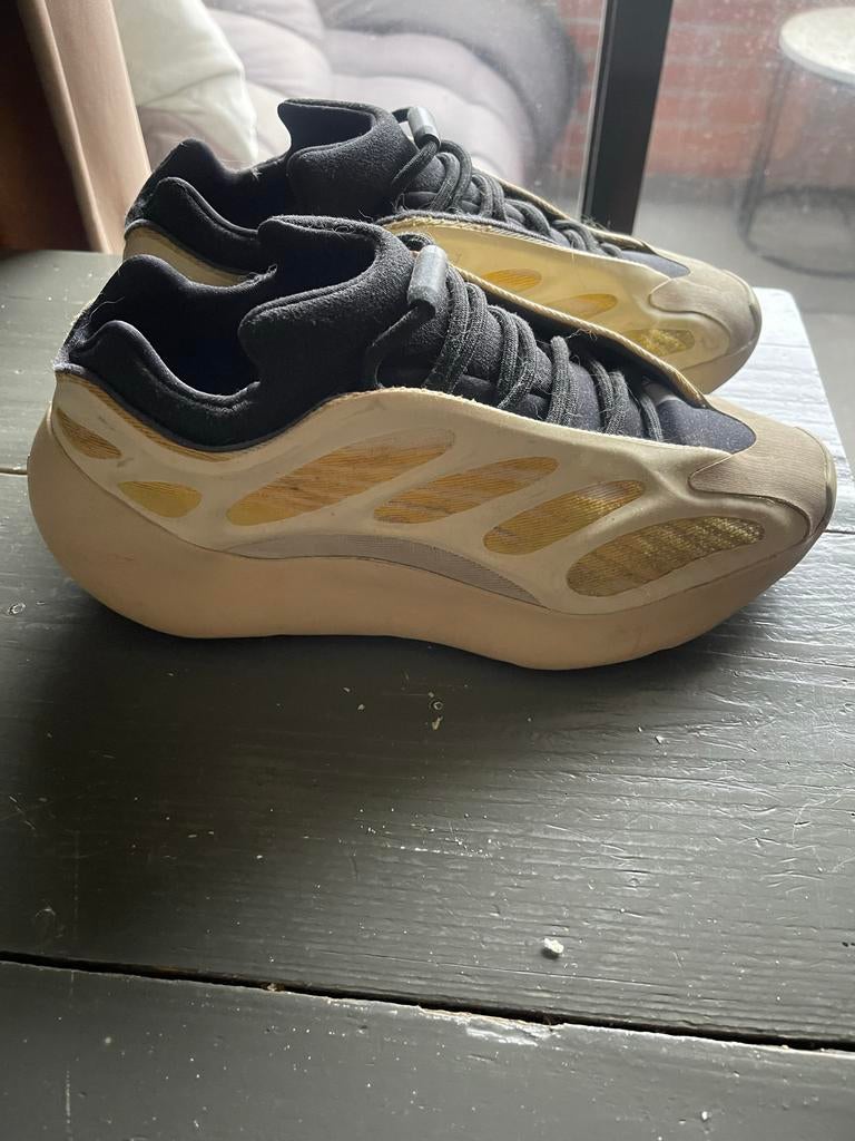 Yeezy 700, Overige kleuren, Sportschoenen, Ophalen of Verzenden, Zo goed als nieuw