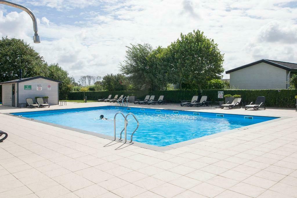 Te huur 2-4 pers chalet in Egmond met AIRCO WIFI ZWEMBAD, Noord-Holland, Recreatiepark, Chalet, Bungalow of Caravan, Aan zee