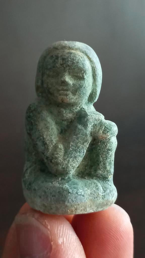 Oud steen miniatuur beeldje zittende vrouw 4,3x2,3 cm, Ophalen of Verzenden