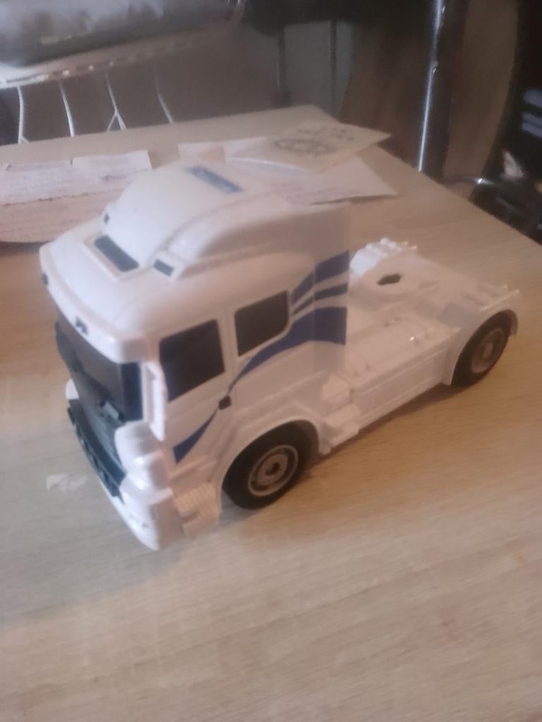Mienieatuur vrachtwagen kleur wit, Ophalen