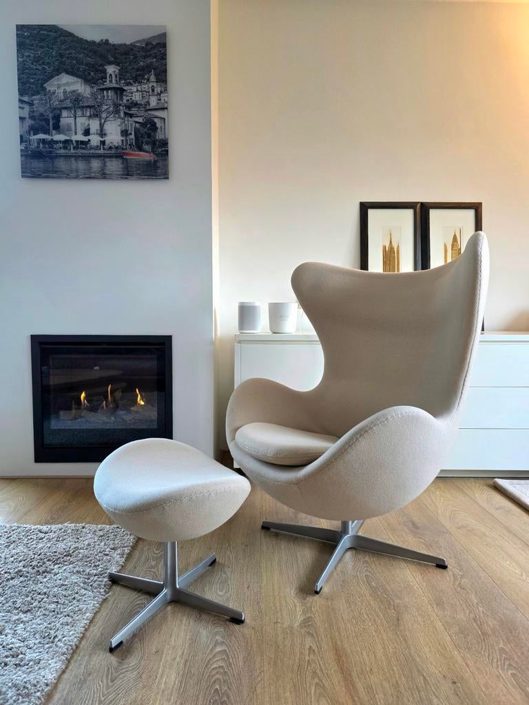 Fritz Hansen Egg Chair + Footstool design Arne Jacobsen, Ophalen of Verzenden, 75 tot 100 cm, Stof, 50 tot 75 cm