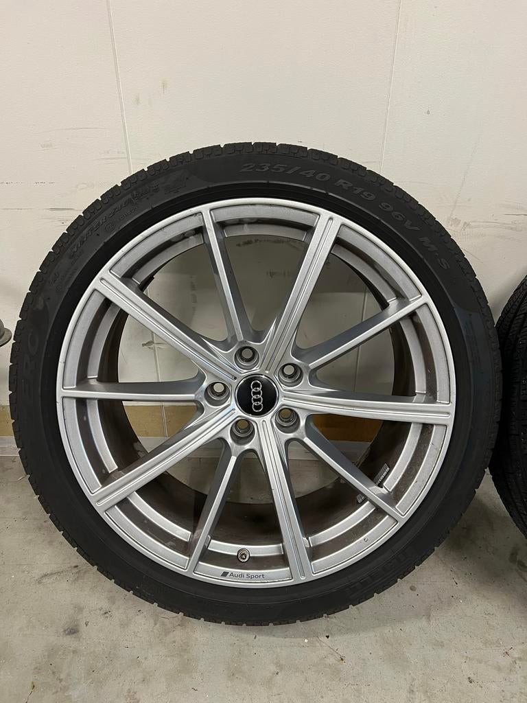 Audi RS4/RS5 OEM Winterset 235/40/19, Gebruikt, Banden en Velgen, Winterbanden, 235 mm