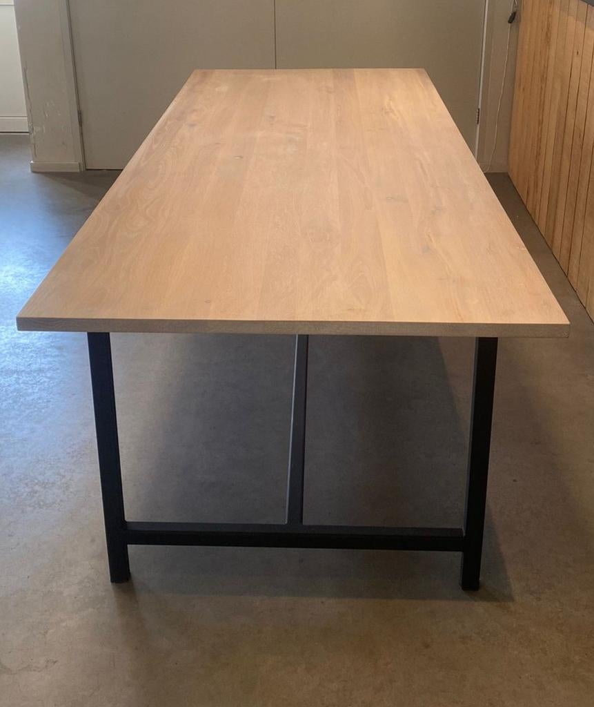 Tafel eiken 260x100x3 cm stalen onderstel Leeds € 895,00, Eikenhout, Vijf personen of meer, Rechthoekig, Nieuw