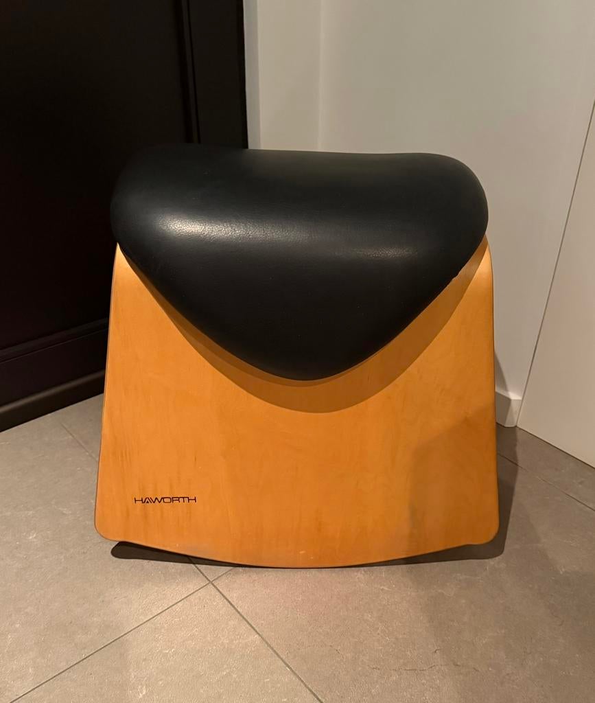 Haworth Shetland Saddle Rocker stool, Huis en Inrichting, Krukjes, Ophalen of Verzenden, Zo goed als nieuw, Hout