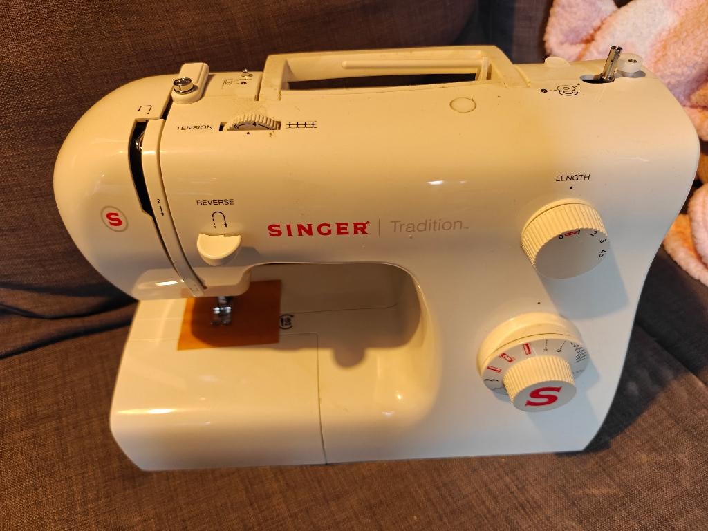 Singer tradition 2250 - 7 steken/4 fase knoopsgat, Hobby en Vrije tijd, Naaimachines en Toebehoren, Ophalen, Nieuw, Naaimachine
