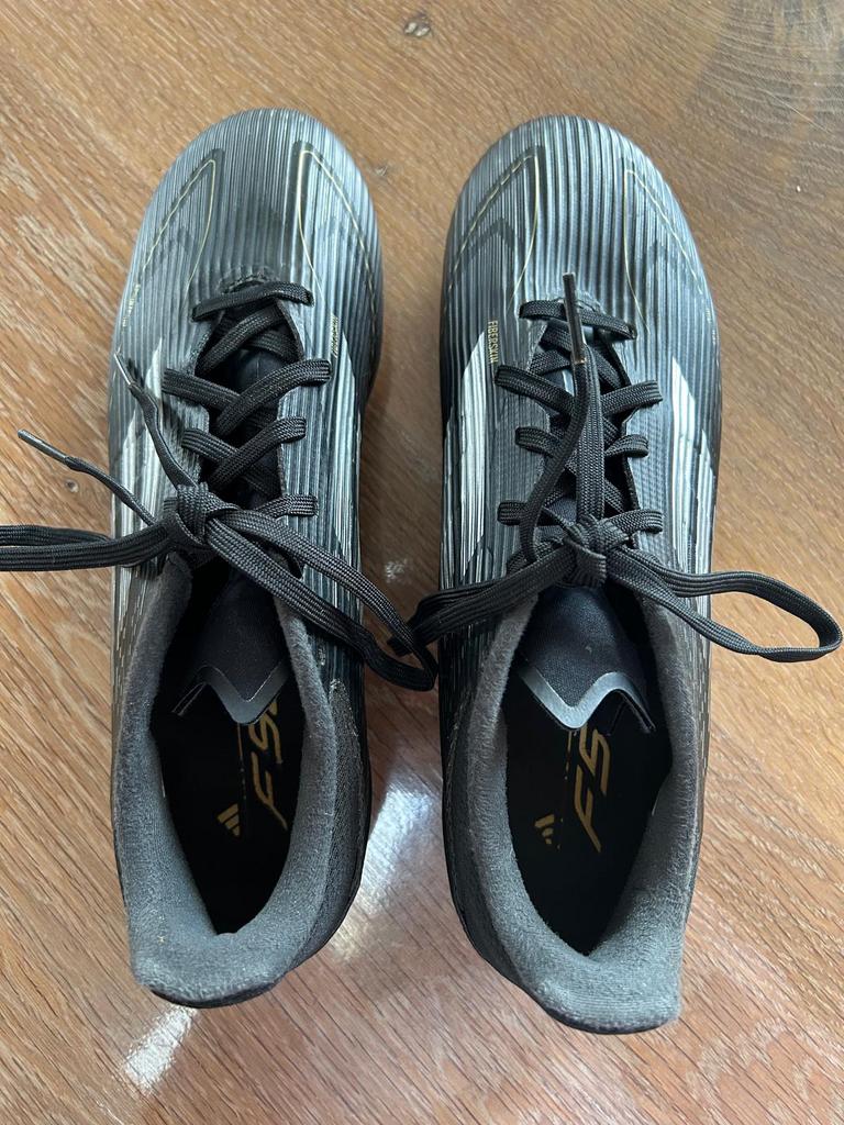 Adidas voetbalschoenen mt 40,5, Sport en Fitness, Voetbal, Ophalen of Verzenden, Gebruikt