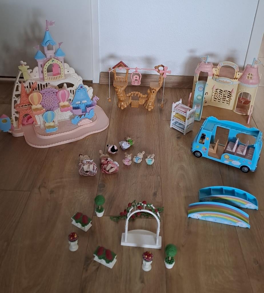 Sylvanian pretpark/creche/bus/kabelbaan, Ophalen, Zo goed als nieuw, Poppenhuis