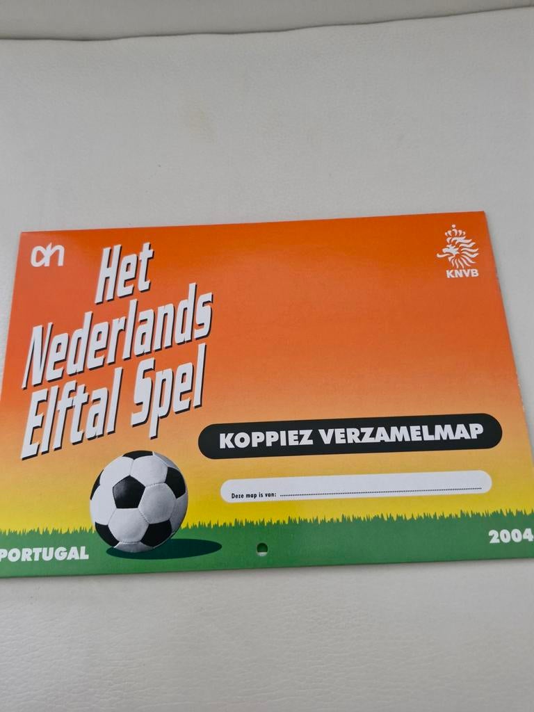 AH Nederlands Elftal  Verzameling Koppiez Verzamelmap 2004, Verzamelen, Sportartikelen en Voetbal, Ophalen of Verzenden, Overige binnenlandse clubs