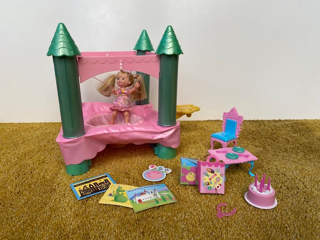 Barbie Shelly verjaardagsfeest (Jumpin’ Fun Castle 2002) set, Kinderen en Baby's, Speelgoed | Poppen, Gebruikt, Barbie, Ophalen of Verzenden